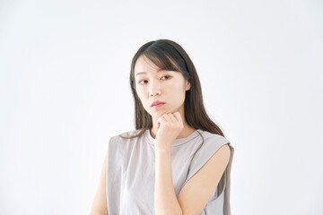 Fototapeta premium 考える女性 白バック