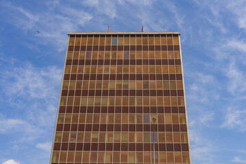 Wielokondygnacyjny budynek, wieżowiec ze szklaną brązową elewacją. Palma, Majorka, Hiszpania. - obrazy, fototapety, plakaty