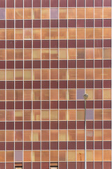 Wielokondygnacyjny budynek, wieżowiec ze szklaną brązową elewacją. Palma, Majorka, Hiszpania. © Aneta