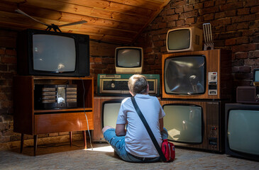 Dziecko patrzące na telewizory - obrazy, fototapety, plakaty