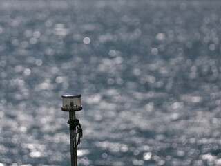 船の照明器具と海面のキラキラ
