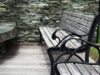 緑の石壁とベンチ
