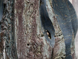 岩を割って作られたモニュメント
