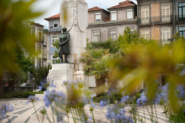 Pomnik Mortos da Grande Guerra na Praça de Carlos Alberto w Porto, Portugalia