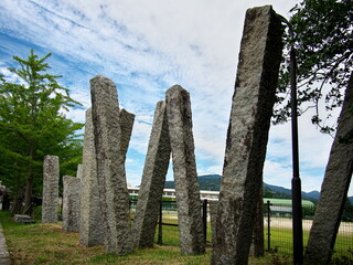 立てた状態で並べられた石柱

