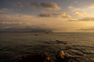 Krajobraz morski podczas wschodu słońca. Morze śródziemne, zatoka Alkudyjska, Hiszpania.  - obrazy, fototapety, plakaty