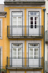 Fototapeta na wymiar Front fasada starej kamienicy w Portugalii