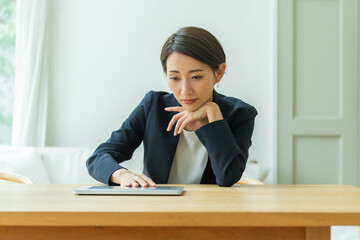 作業に疲れた日本人女性