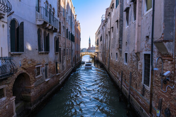 Obraz na płótnie Canvas Canal in Venice at golden hour