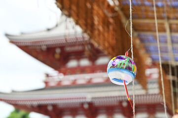 夏の浅草の浅草寺の風鈴のある風景