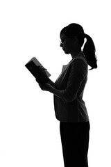 ノートにメモをする女性　シルエット