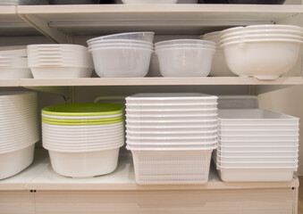 Obraz premium 日本の百円ショップで販売している各種のプラスチック製のバケツの様子