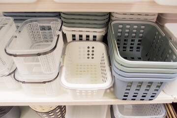 日本の百円ショップで販売している各種のプラスチック製の物入れの様子