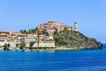 Fototapeta premium Portoferraio, Festung, Forte Stella, Falcone, Leuchtturm, Altstadt, Hafen, Insel, Elba, Fischerboote, Boote, Fähre, Fährhafen, Badestrand, Toskana, Toskanischer Archipel, Sommer, Italien