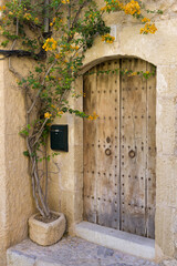 Stare zdobione drzwi  w Valldemossa Majorka Hiszpania - obrazy, fototapety, plakaty