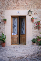 Fototapeta na wymiar Stare zdobione drzwi w Valldemossa Majorka Hiszpania