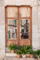 Stare zdobione drzwi  w Valldemossa Majorka Hiszpania - obrazy, fototapety, plakaty