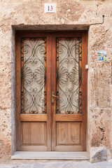 Stare zdobione drzwi  w Valldemossa Majorka Hiszpania
