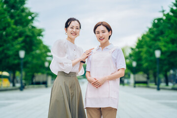 エプロン姿の女性と私服の女性