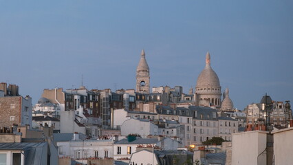 Fototapeta na wymiar Montmartre vu des toits parisiens