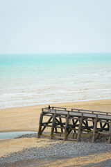 etretat falaises, mer avec couleur vibrantes, et montagnes avec beau cieux 