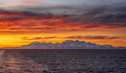Fototapeta premium Late evening sunset on panorama of mountains and Mount Fairweather by Glacier Bay National Park in Alaska
