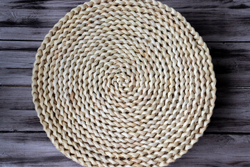 Obraz premium Hyacinth wicker round kitchen rug on a wooden table.