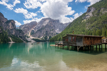 Lago de Braies y embarcadero en la región de Sudtirol en los Alpes italianos