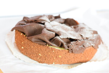 Tarta de chocolate , crema y bizcocho