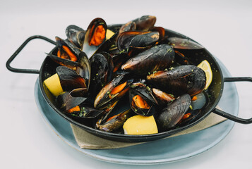 Una ración de mejillones al vapor con ajo y perejil
