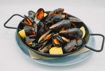 Una ración de mejillones al vapor con ajo y perejil
