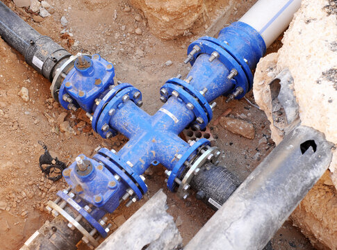 Tuber&iacute;as para el abastecimiento de agua potable en la ciudad. Cruceta de conexi&oacute;n con v&aacute;lvulas y llaves de paso para la distribuci&oacute;n del agua potable