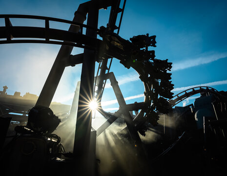 Freizeitpark Abenteuer, Achterbahn, Sonnenstrahlen