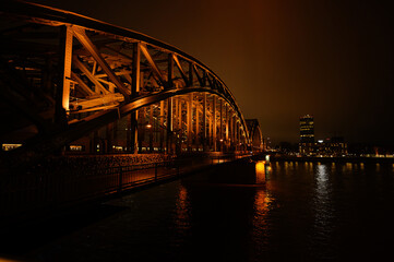 Hohenzollernbrücke bei Nacht in Köln