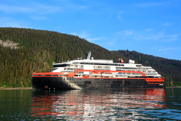 Expedition ship in William Henry Bay in the US state of Alaska 
