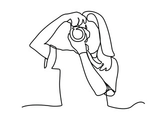 Continuous one line drawing happy photographer is taking photo using dslr camera. Female character standing full length and shooting. Young tourist woman photographer with a camera takes pictures.
