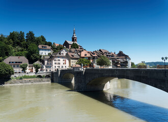 Laufenburg. Mittelalterliche Stadt von der Schweizer Seite aus gesehen mit  Kirchturm 'Heilig Geist' im Zentrum, verbunden durch die Laufenbrücke - obrazy, fototapety, plakaty