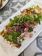 Brot mit Hummus und Salat