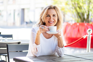 Sympathisch lächelnde Frau im reifen alter in einem Cafe