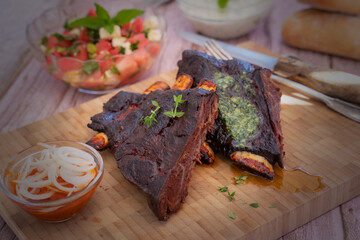 BBQ Rinderrippen mit Melonen-Feta-Salat