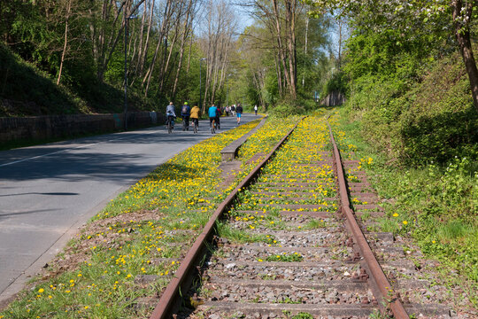 Nordbahntrasse in Wuppertal, Ehemalige Eisenbahnstrecke umgaubaut zu einem Radweg und Fußweg