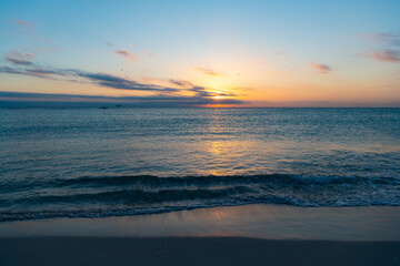 Fototapeta na wymiar beautiful sunset with pacific water on the summer beach