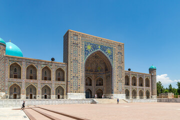 Fototapeta na wymiar SAMARQAND, UZBEKISTAN - JUNE 09, 2022: Tillya-Kari madrasah decorated with mosaics on Registan Square