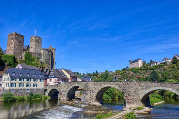 Obraz premium Historische Burg und Brücke an der die Lahn in Runkel