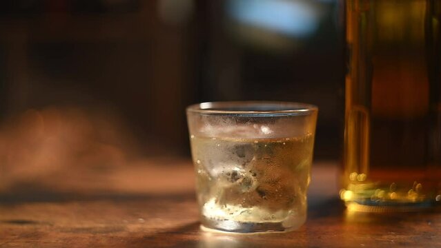 ウイスキーの水割り　バーボン　ブランデー　ウイスキー　BAR  家飲み  アイリッシュ  スコッチ