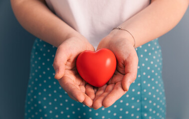 Obraz premium woman holding red heart