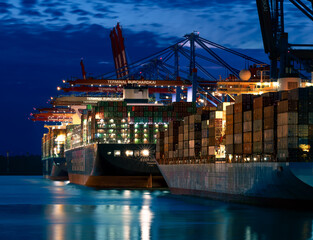 Fototapeta na wymiar Hamburger Hafen Containerschiff Burchardkai 