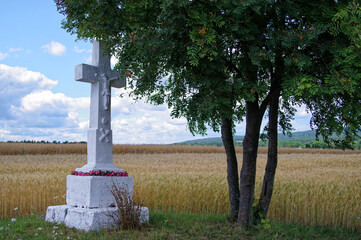 Biały krzyż z napisami staro Ukraińskimi.