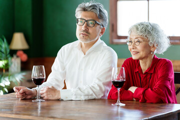 ワインを楽しむミドル夫婦