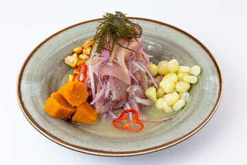 Fuente de ceviche peruano de pescado, calamar, conchas negras, tiradito